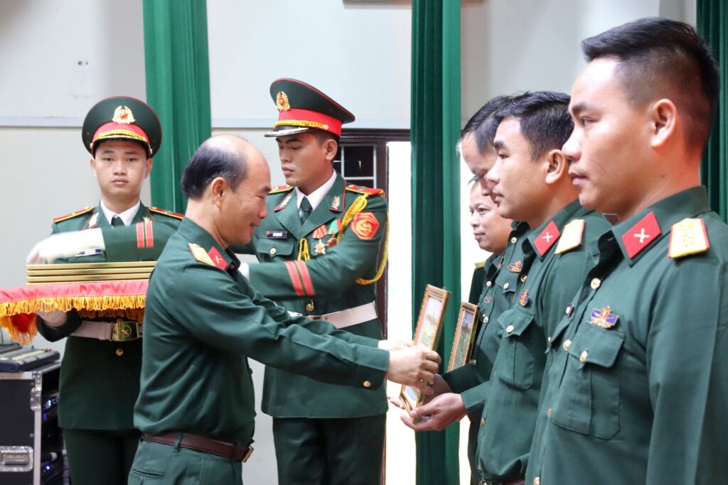 Khen thuong ca nhan tap the xuat sac trong chien dich Quang Trung