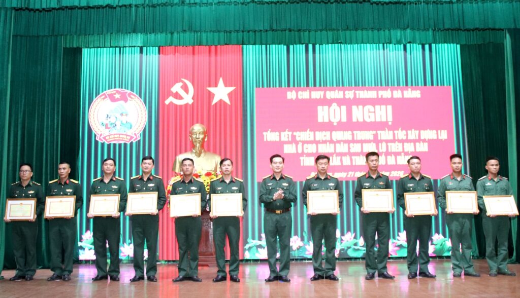 Khen thuong ca nhan tap the xuat sac trong chien dich Quang Trung 2