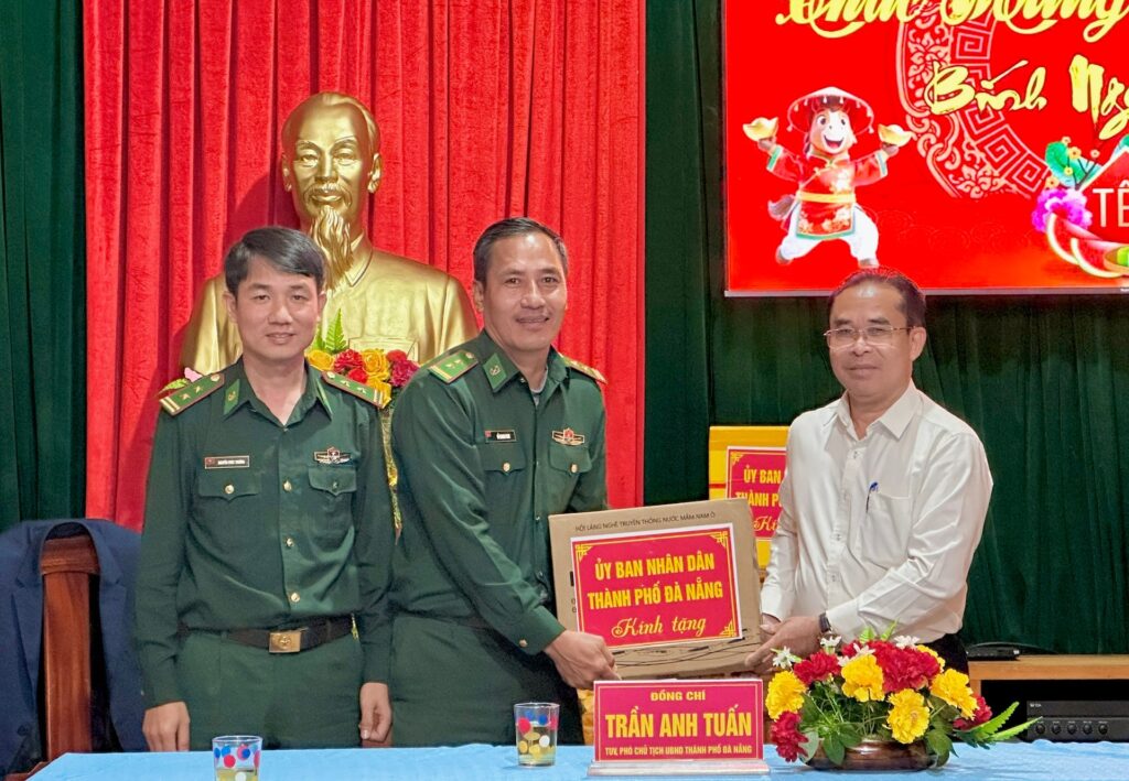 Kiem tra tien do xay truong tai Hung Son 1