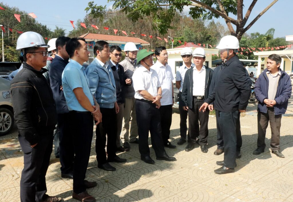 Kiem tra tien do xay truong tai Hung Son 2