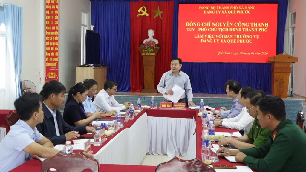 Lam viec voi Dang uy xa Que Phuoc