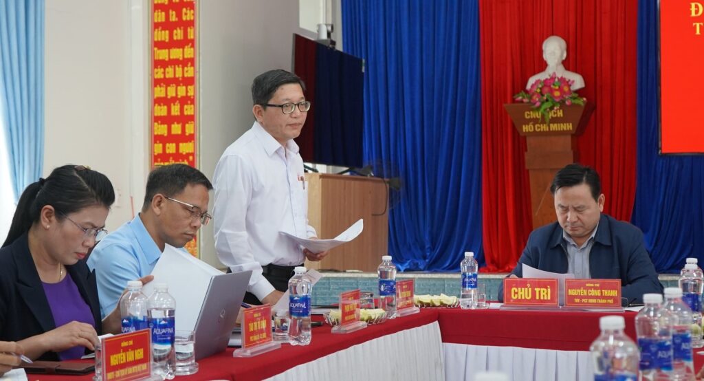 Lam viec voi Dang uy xa Que Phuoc 1