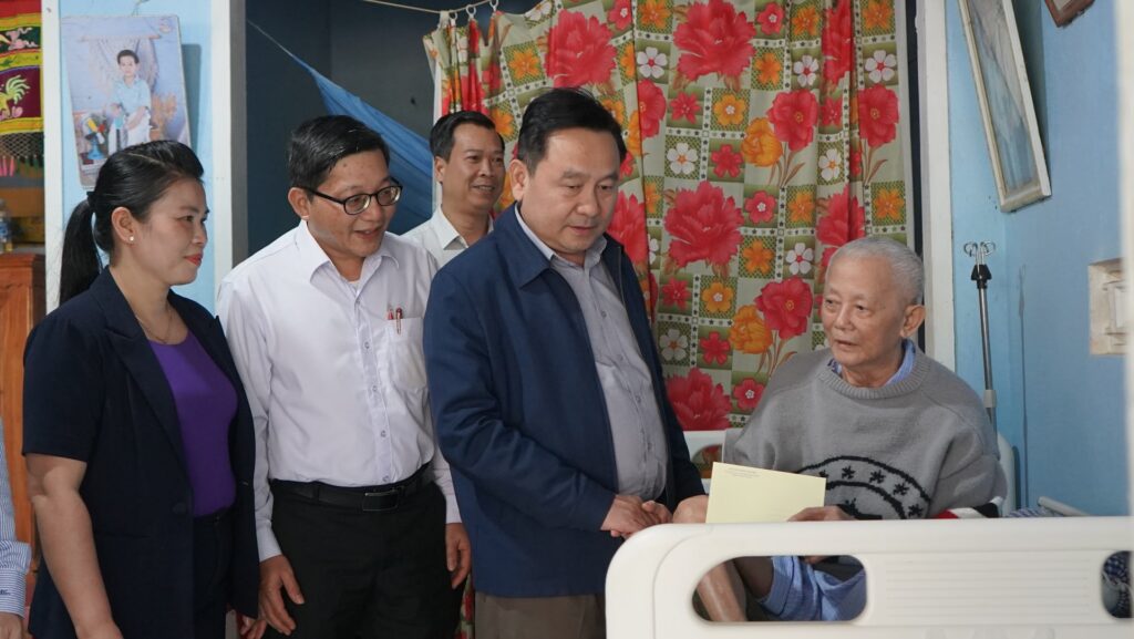Lam viec voi Dang uy xa Que Phuoc 2