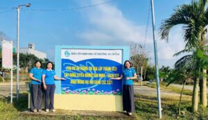 Phu nu chao mung Dai hoi Dang