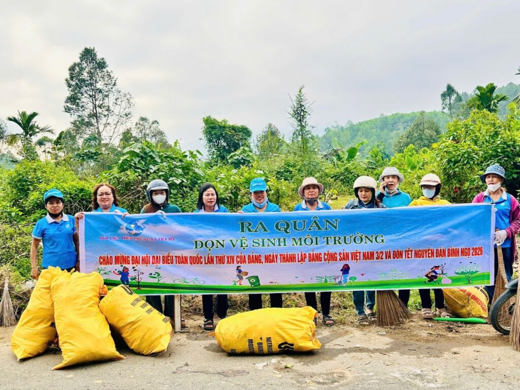 Phu nu chao mung Dai hoi Dang 1