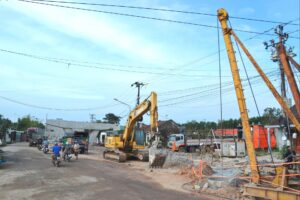 Thi cong cau vuot tren QL14E