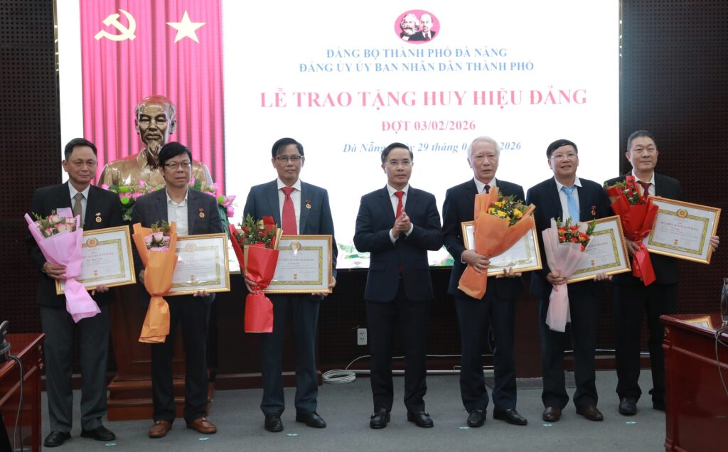 Trao huy hieu dang 30 01 26