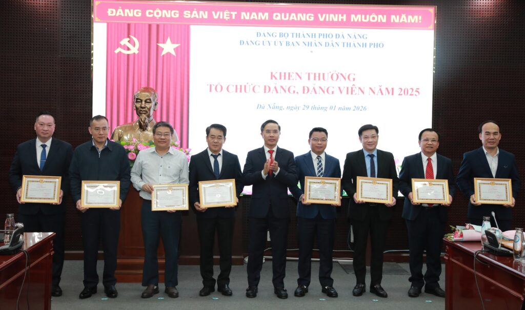 Trao huy hieu dang 30 01 26 1