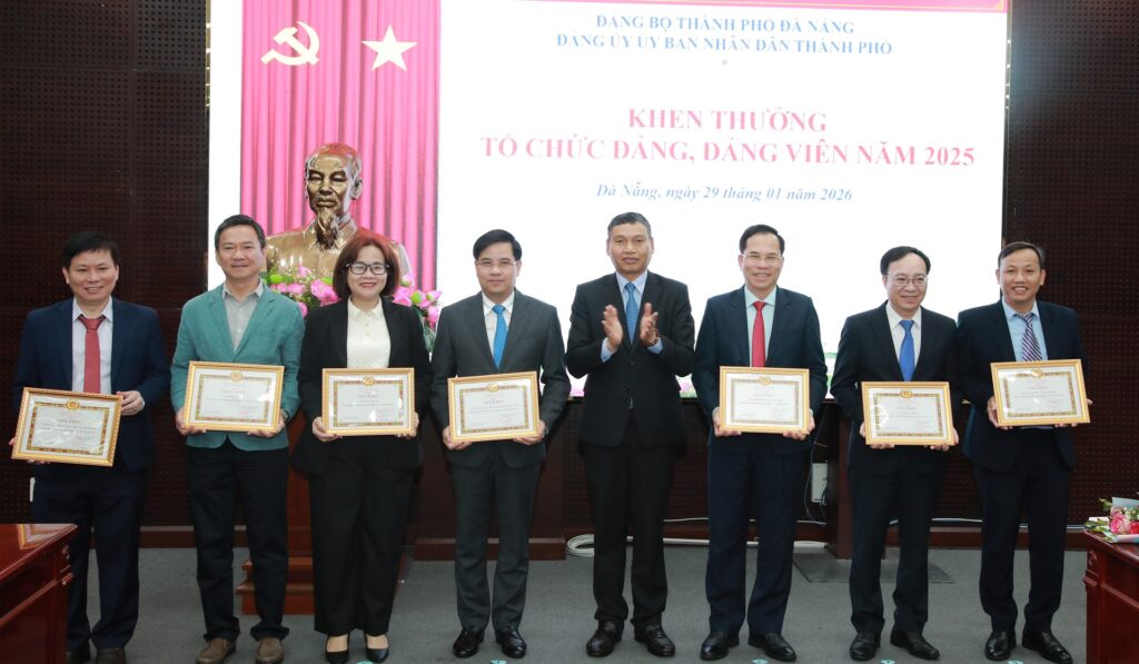 Trao huy hieu dang 30 01 26 2