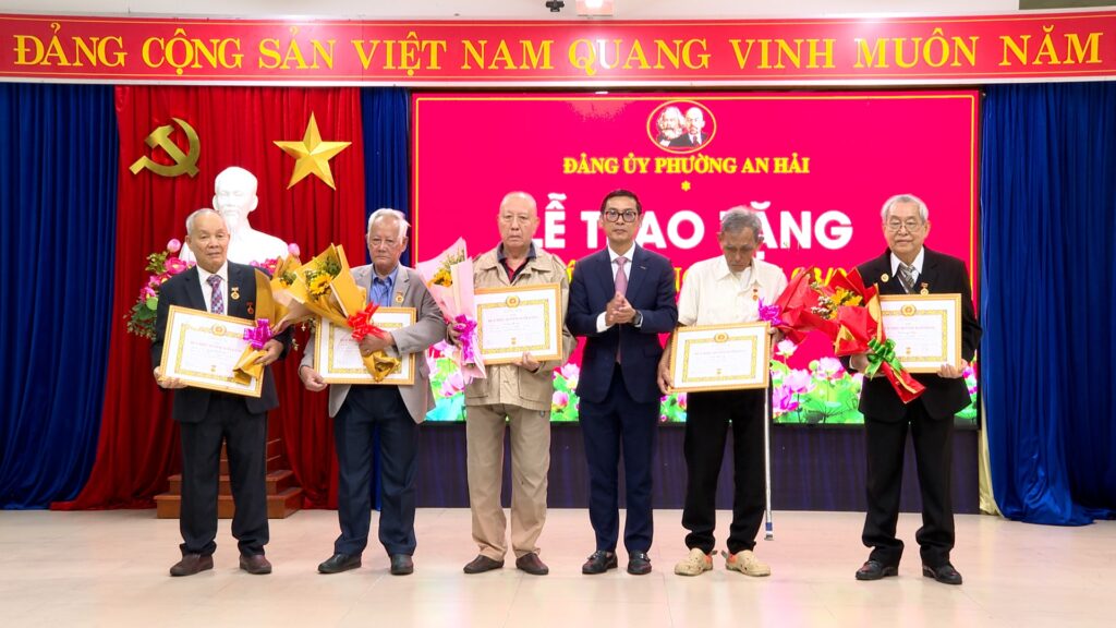 Trao huy hieu dang 30 01 26 3