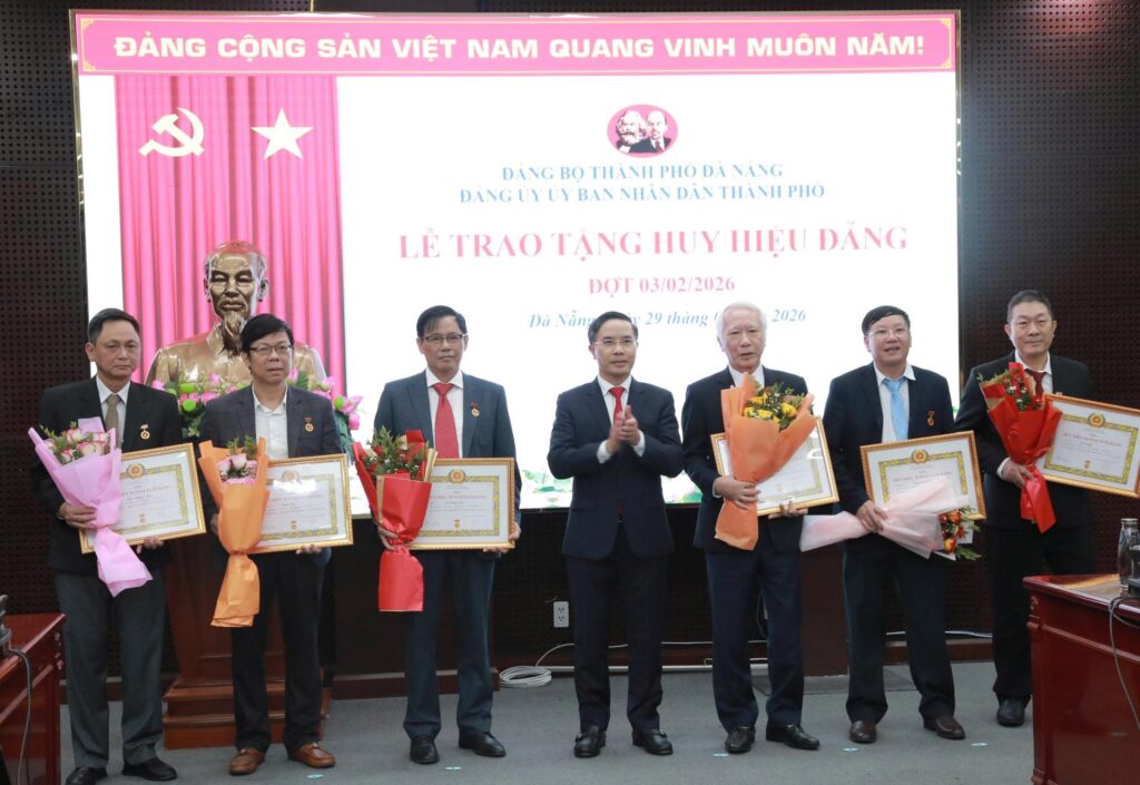 Trao huy hieu dang 30 01 26 6