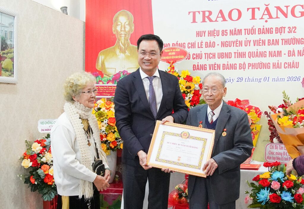 Trao huy hieu dang 30 01 26 7