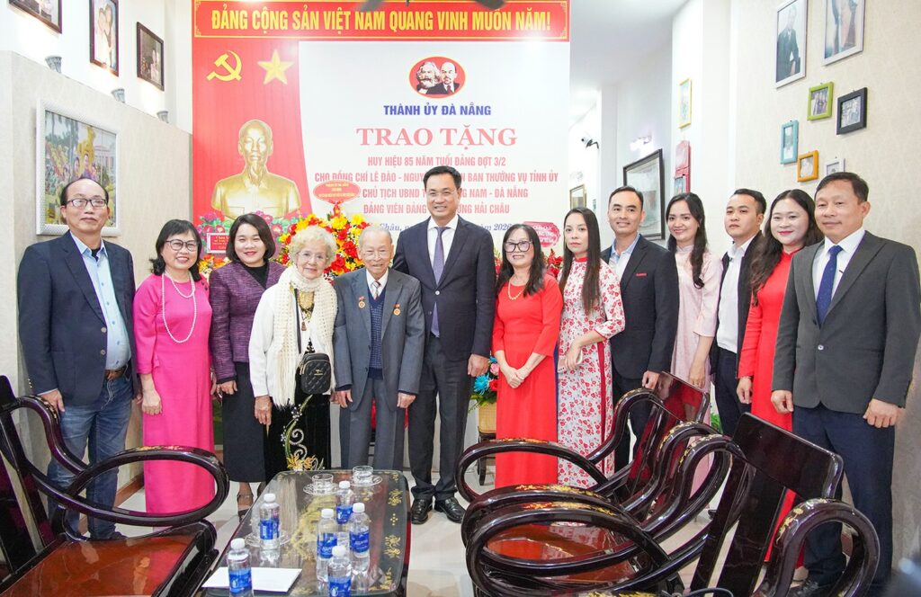 Trao huy hieu dang 30 01 26 9