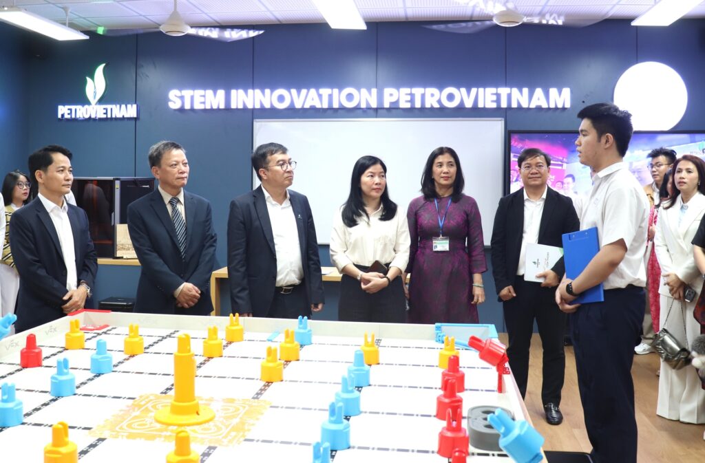 Truong thu 2 co phong STEM
