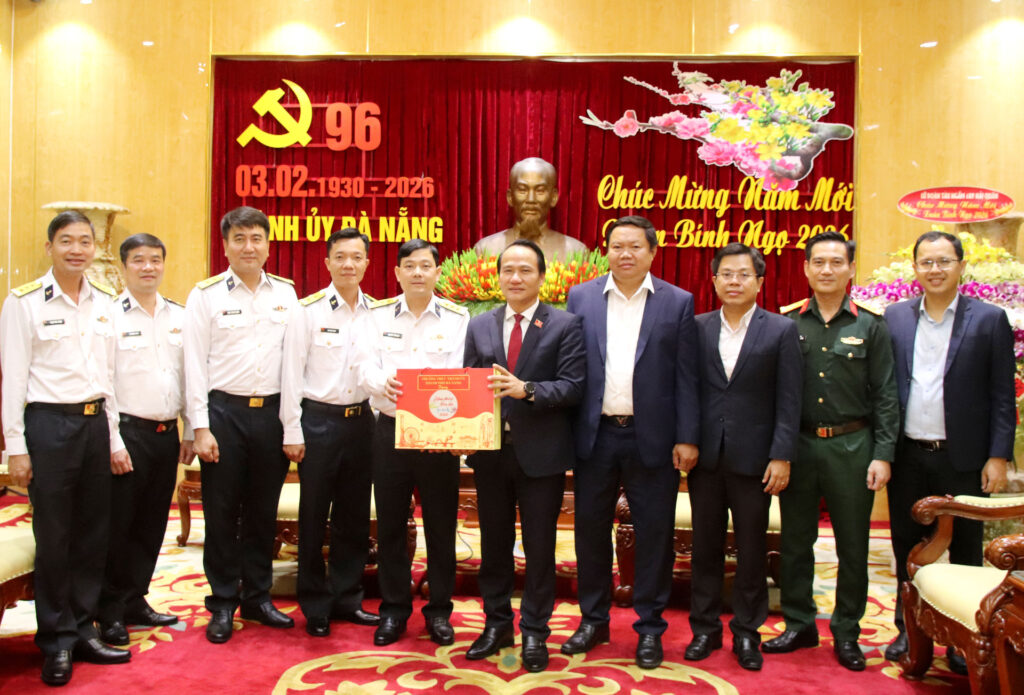 Cac lu doan tau ngam tham chuc tet Da Nang 2026 1