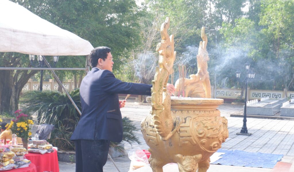 Dang huong khu tuong niem Vinh Trinh
