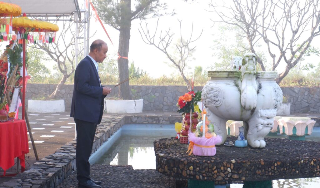 Dang huong khu tuong niem Vinh Trinh 3