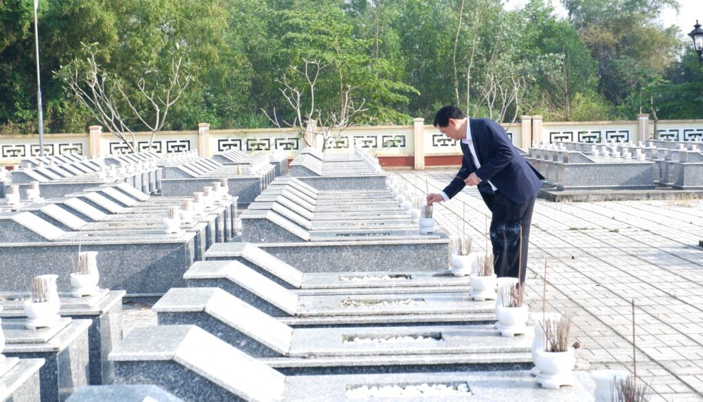 Dang huong khu tuong niem Vinh Trinh 4