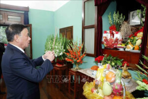Dang huong tuong nho bac Ho tai nha 67