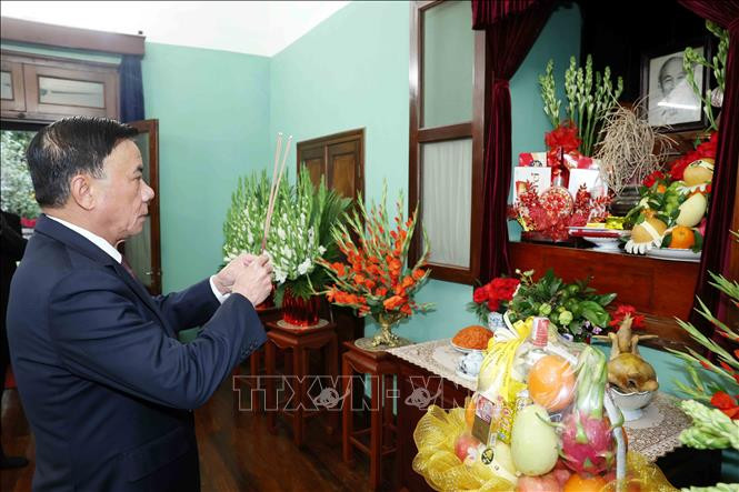 Dang huong tuong nho bac Ho tai nha 67