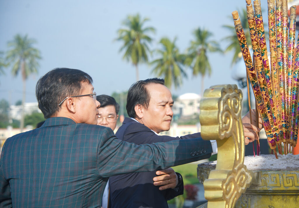 Dong chi Nguyen Van Quang dang huong Anh hung liet si 2026 2