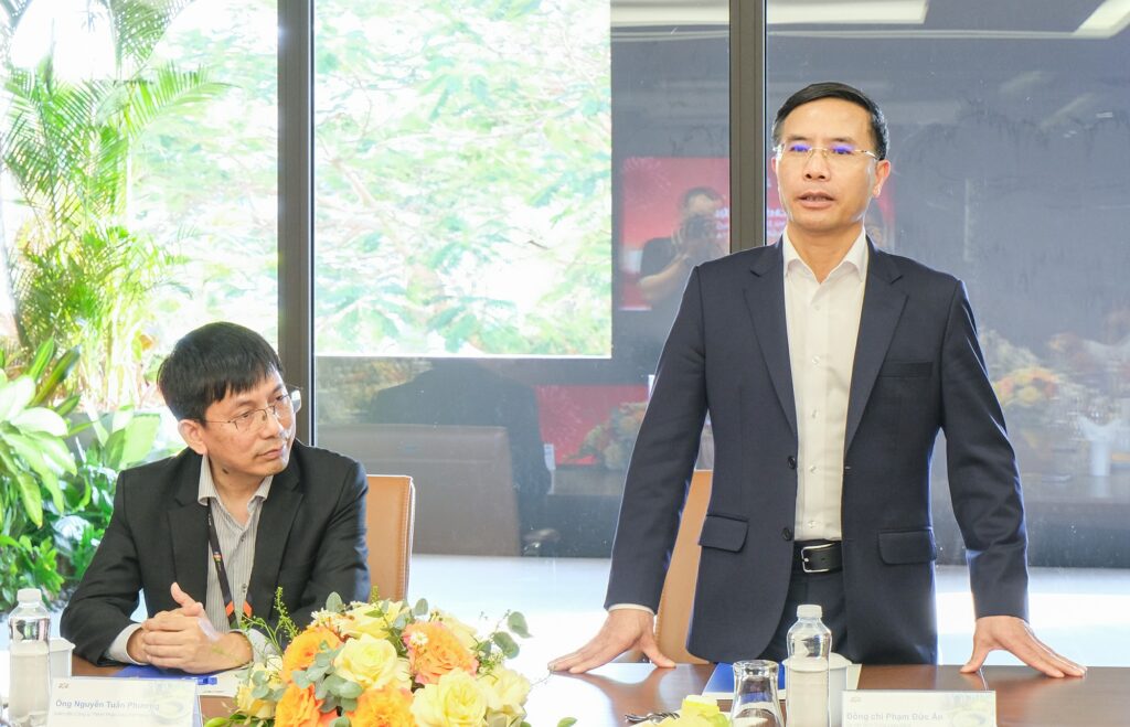 Dong vien cong ty ra quan dau nam