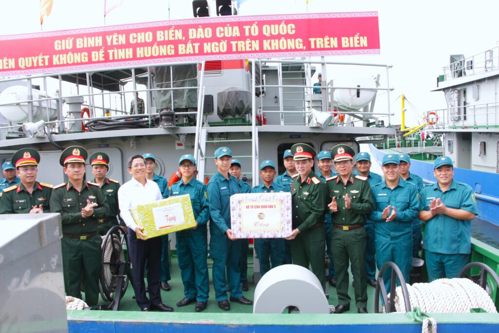 Dong vien cong ty ra quan dau nam 12