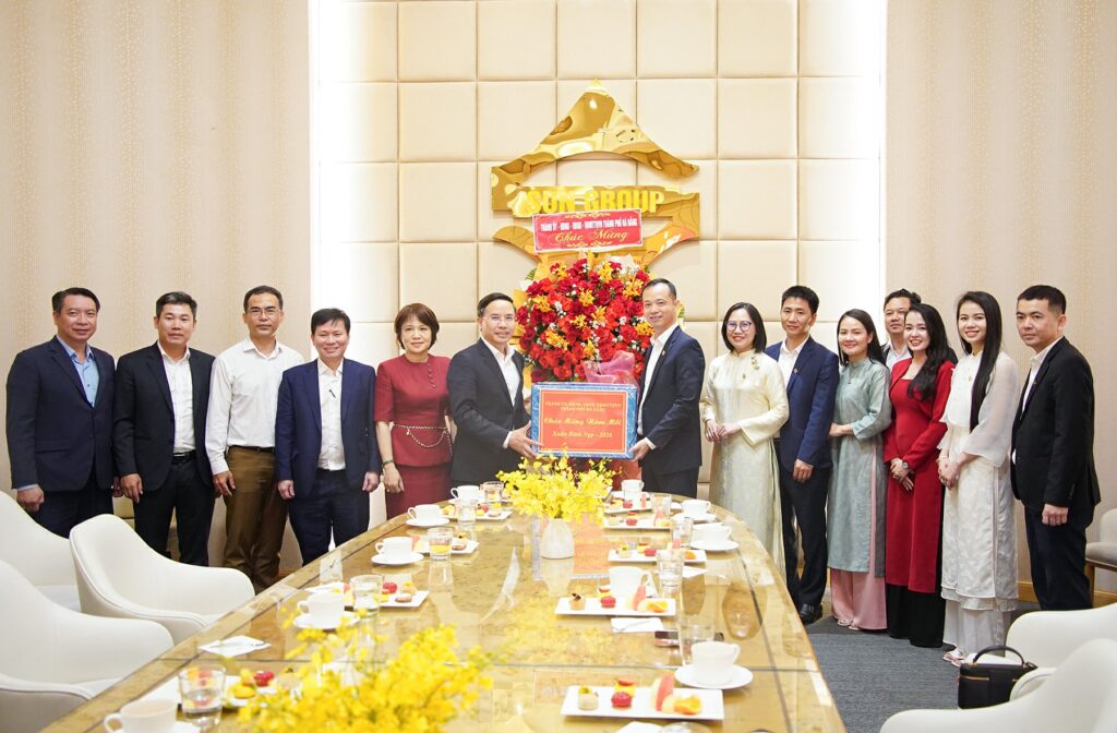 Dong vien cong ty ra quan dau nam 3