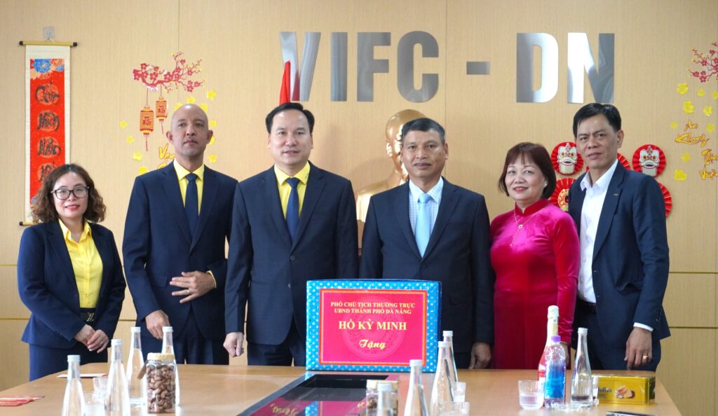 Dong vien cong ty ra quan dau nam 4