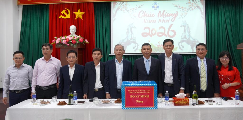 Dong vien cong ty ra quan dau nam 5