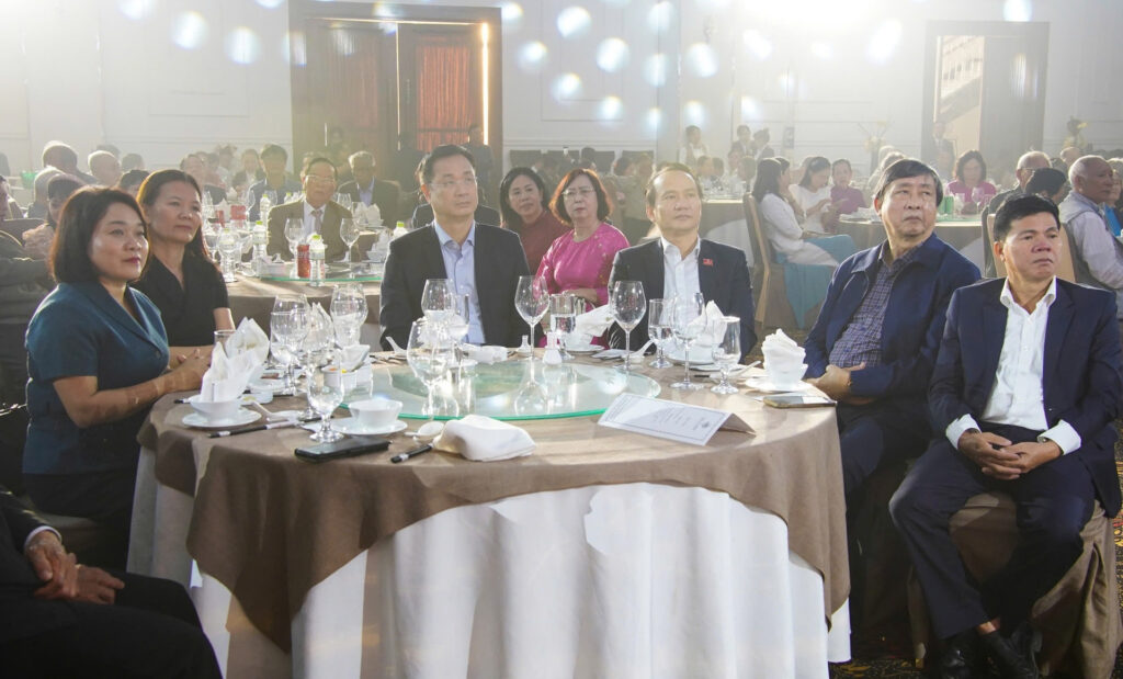 Gap mat van nghe si Tet 2026