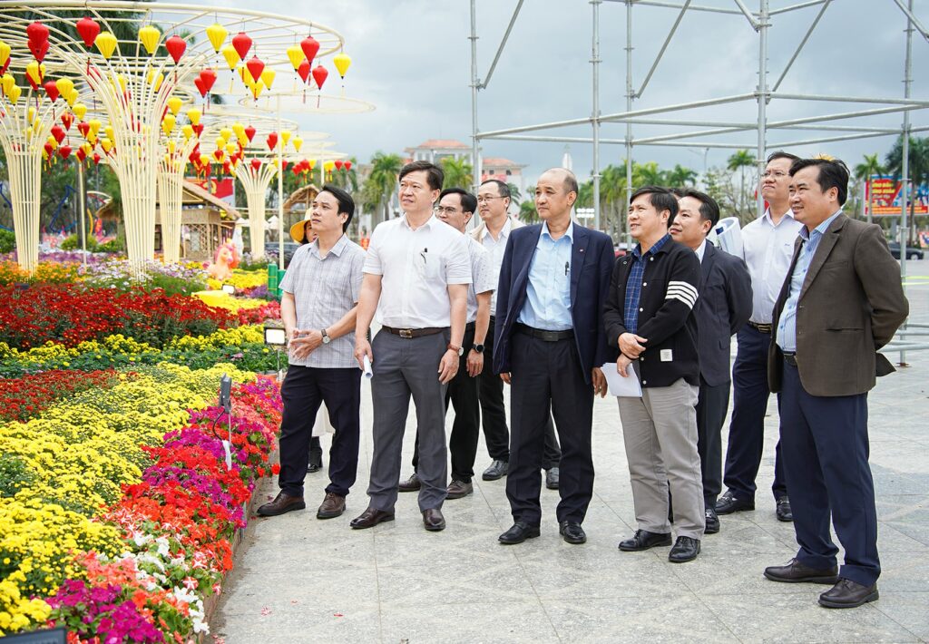 Kiem tra tien do duong hoa xuan 2026