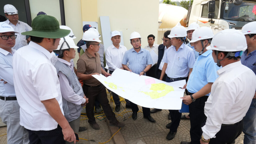 Kiem tra truong noi tru Tay Giang va A Vuong 1