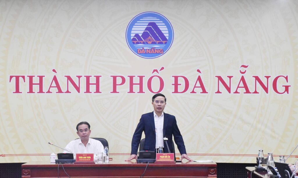 Nghe bao cao tien do cac truong bien gioi