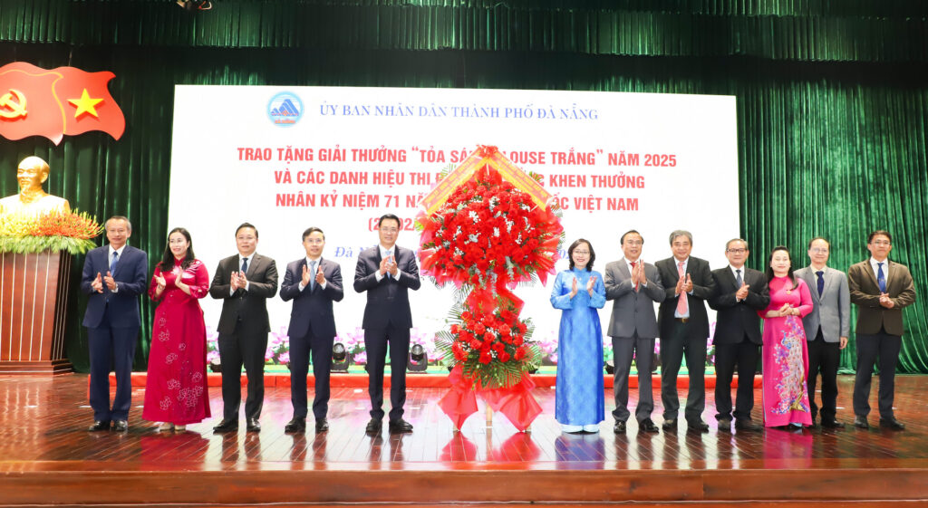 Toa sang blouse trang 2025