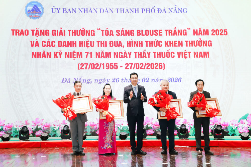 Toa sang blouse trang 2025 2