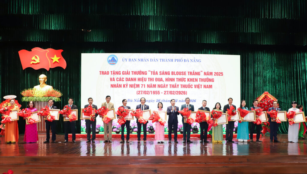 Toa sang blouse trang 2025 3