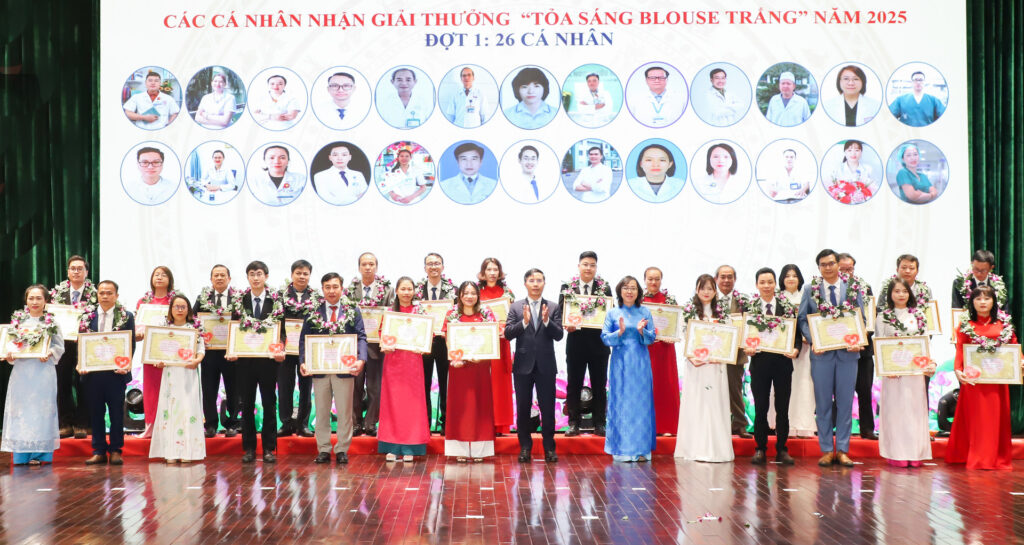 Toa sang blouse trang 2025 4