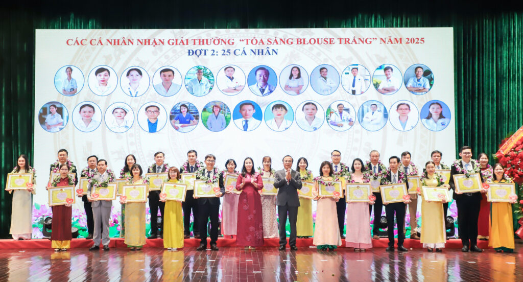Toa sang blouse trang 2025 5