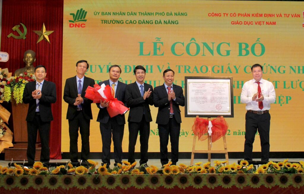 Truong Cao dang Da Nang nhan giay chung nhan kiem dinh chat luong 1