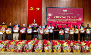 chuong-trinh-da-trao-tang-100-suat-qua-tet-moi-suat-1-trieu-dong-cho-cac-ho-ngheo-ho-co-hoan-canh-kho-khan-tren-dia-ban-xa-thang-dien.-anh-xuan-hieu