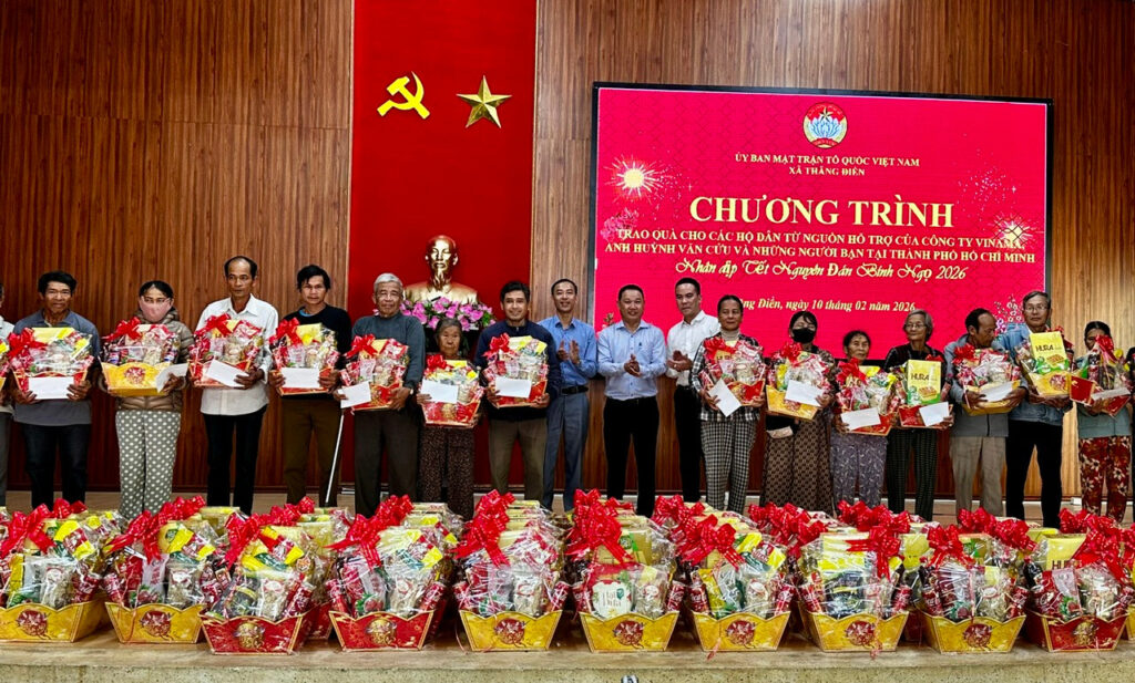 dai dien cong ty co phan truyen thong vinama va lanh dao xa thang dien tang qua cho nguoi dan. anh xuan hieu