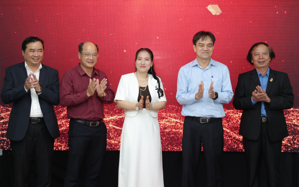 dai dien lanh dao phuong ban thach va dai bieu chuc mung le ra mat van phong hoi doanh nghiep khoi nghiep sang tao phuong