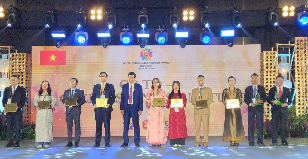 hinh 1 cac dai dien doanh nghiep viet nam rang ro nhan cac hang muc giai thuong quan trong tai dien dan du lich dong nam a 1