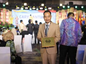 hinh-4-ong-le-dinh-nam-dai-dien-cung-hoi-nghi-quoc-te-ariyana-da-nang-nhan-giai-thuong-danh-gia-tai-san-khau-asean-1-