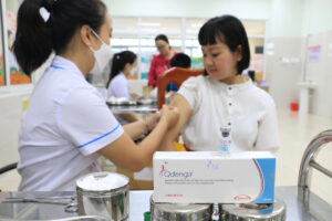 nguoi-dan-tiem-vac-xin-phong-sot-xuat-huyet-tai-cdc-da-nang