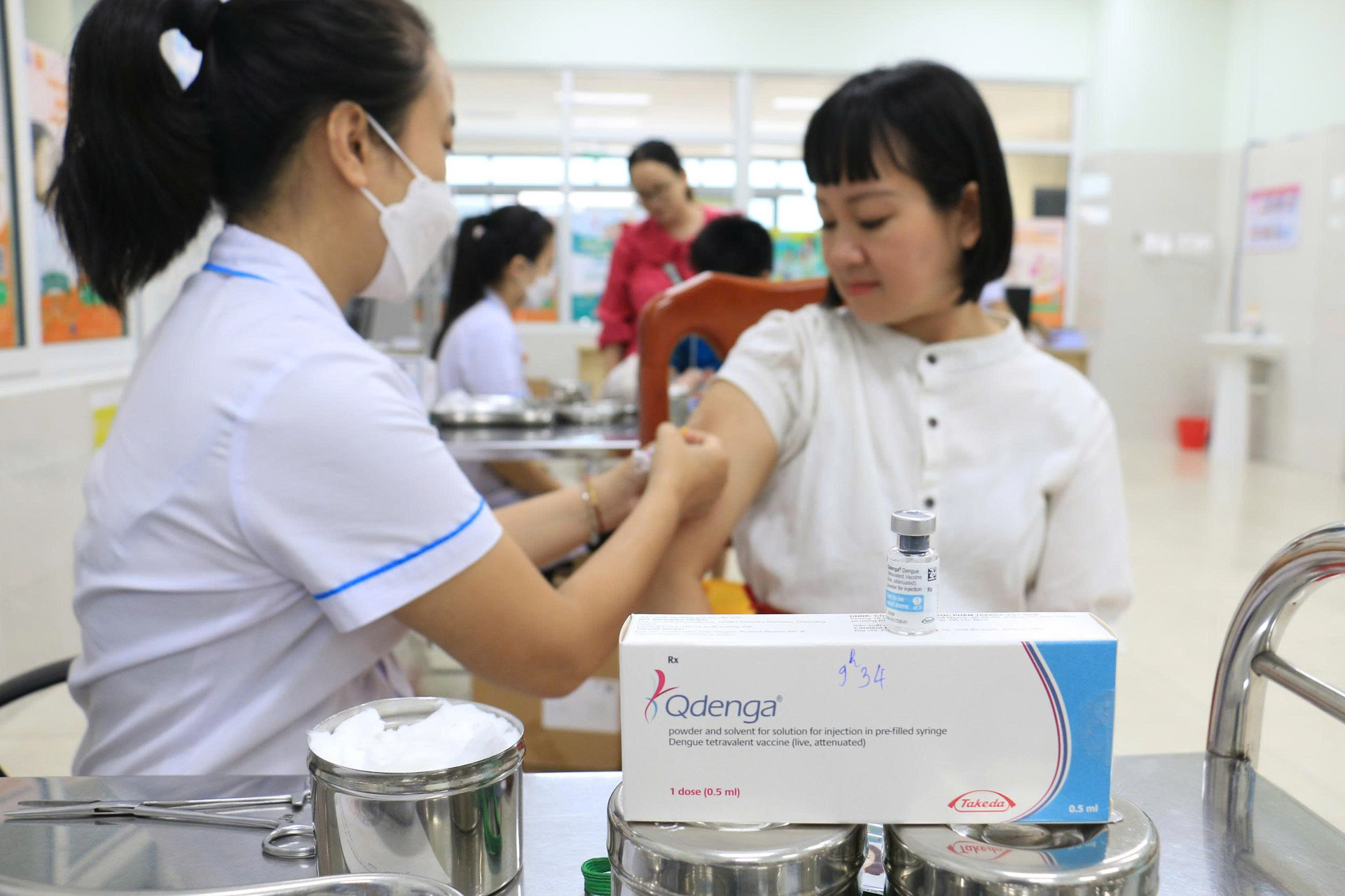 nguoi dan tiem vac xin phong sot xuat huyet tai cdc da nang