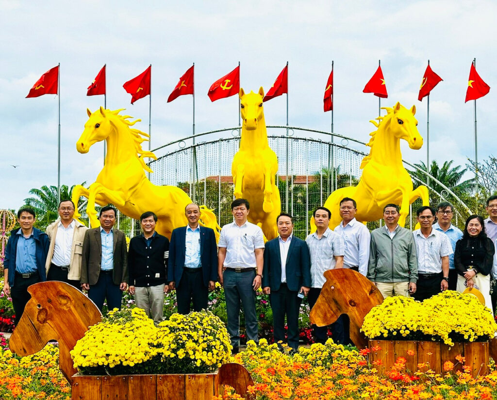 pho chu tich ubnd thanh pho le quang nam thu 5 tu trai qua chup hinh luu niem tai cum tam ma phi thien. anh xuan hieu