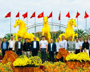 pho-chu-tich-ubnd-thanh-pho-le-quang-nam-thu-5-tu-trai-qua-chup-hinh-luu-niem-tai-cum-tam-ma-phi-thien.-anh-xuan-hieu