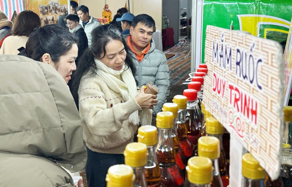 san pham cua co so nuoc mam duy trinh duoc khach hang quan tam tai hoi cho o mang den quang ngai